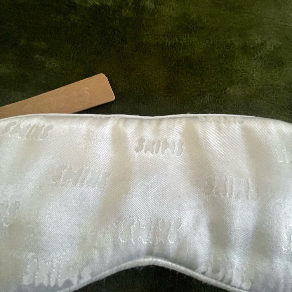 SKIMS Jacquard Eye Mask - Picture 3 of 3